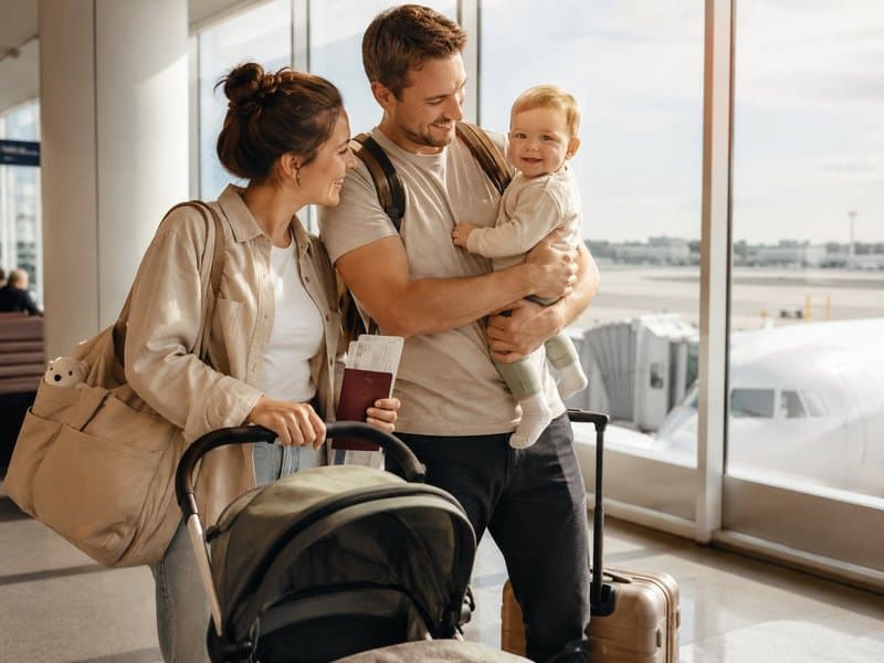 Fliegen mit Baby: Was Eltern wissen müssen